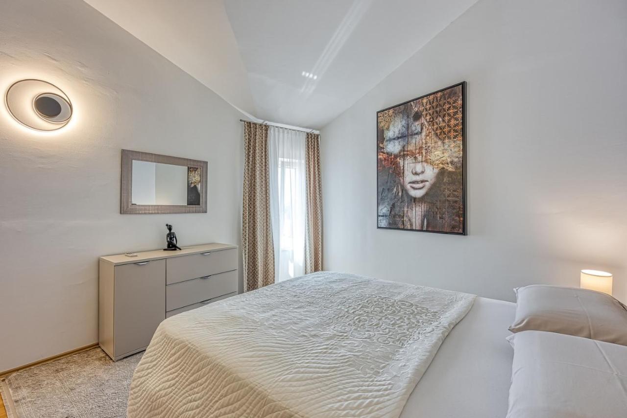 Sara Luxury In City Center Пореч Екстер'єр фото