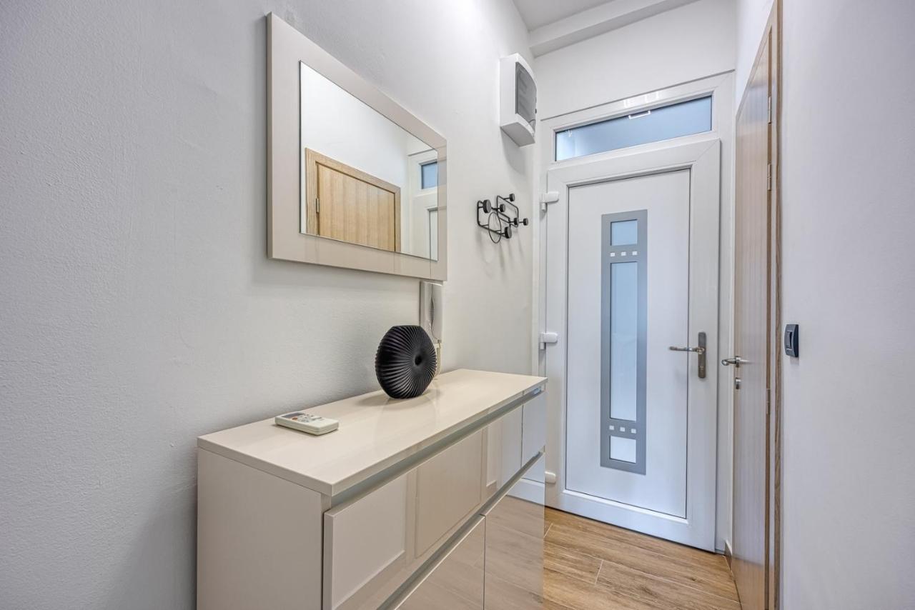 Sara Luxury In City Center Пореч Екстер'єр фото